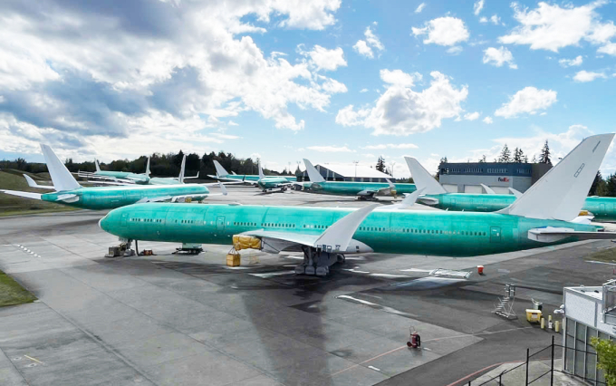 Những chiếc máy bay dòng 777X cánh gập đang chờ bay thử nghiệm. Ảnh: Anh Duy