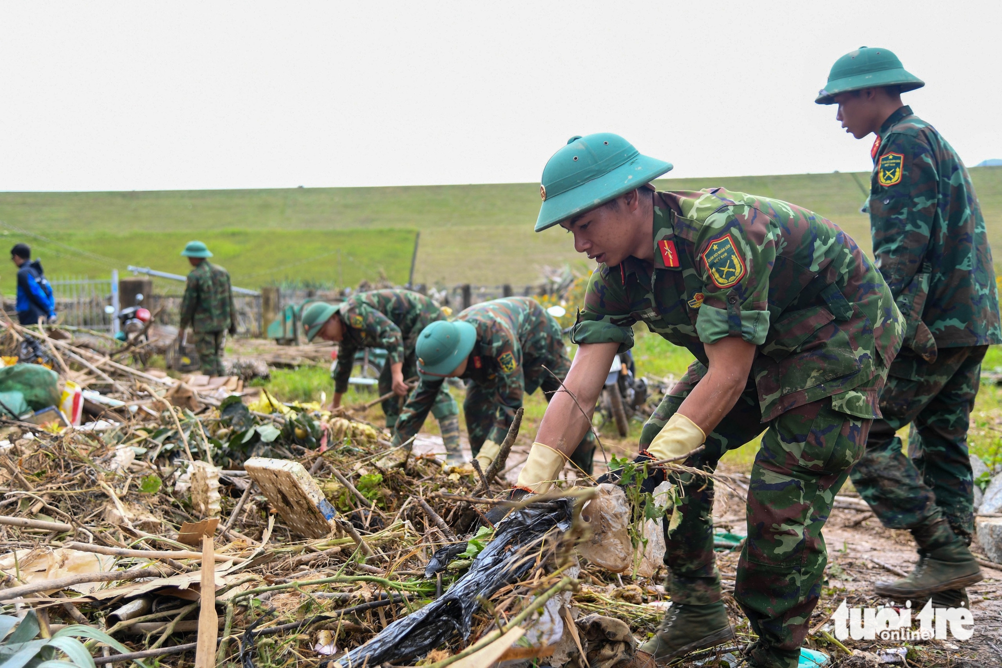 Vùng rau lớn nhất Lâm Đồng tan nát - Ảnh 8. Xót xa hình ảnh vùng rau lớn nhất Lâm Đồng tan hoang sau lũ dữ - Ảnh 8.