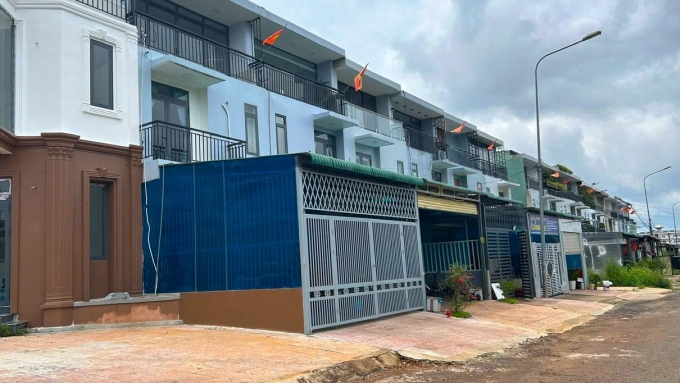 Một dãy nhà trong dự án nhà ở xã hội ở Gia Nghĩa. Ảnh: Chi Yêng