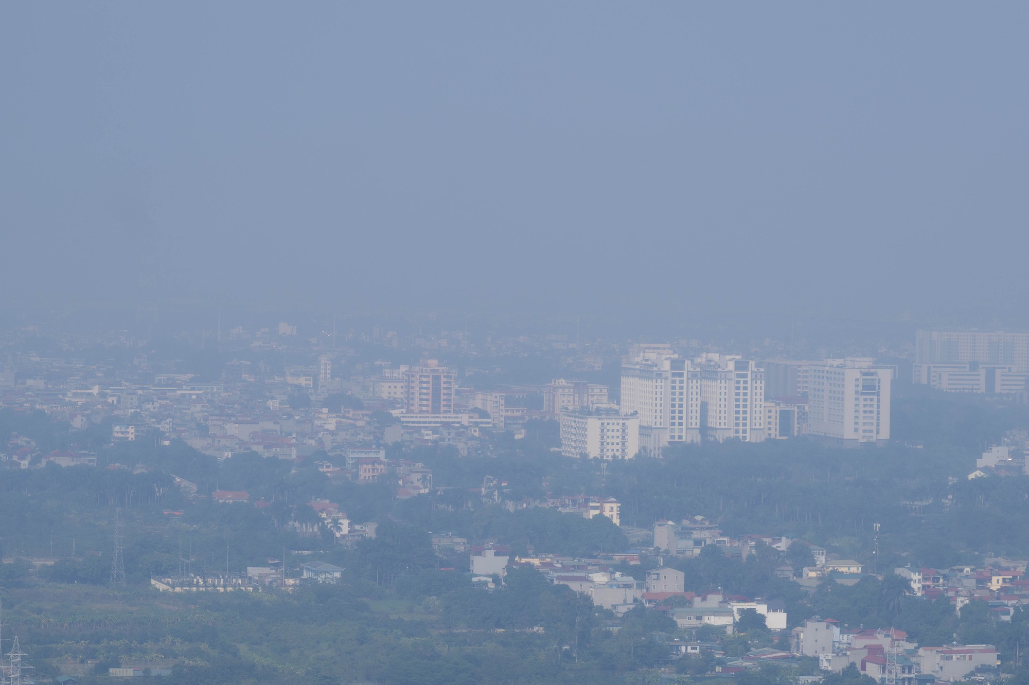 Chùm ảnh, clip: Hà Nội chìm trong bụi mịn dày đặc- Ảnh 4. Chùm ảnh, clip: Hà Nội chìm trong bụi mịn dày đặc- Ảnh 4.