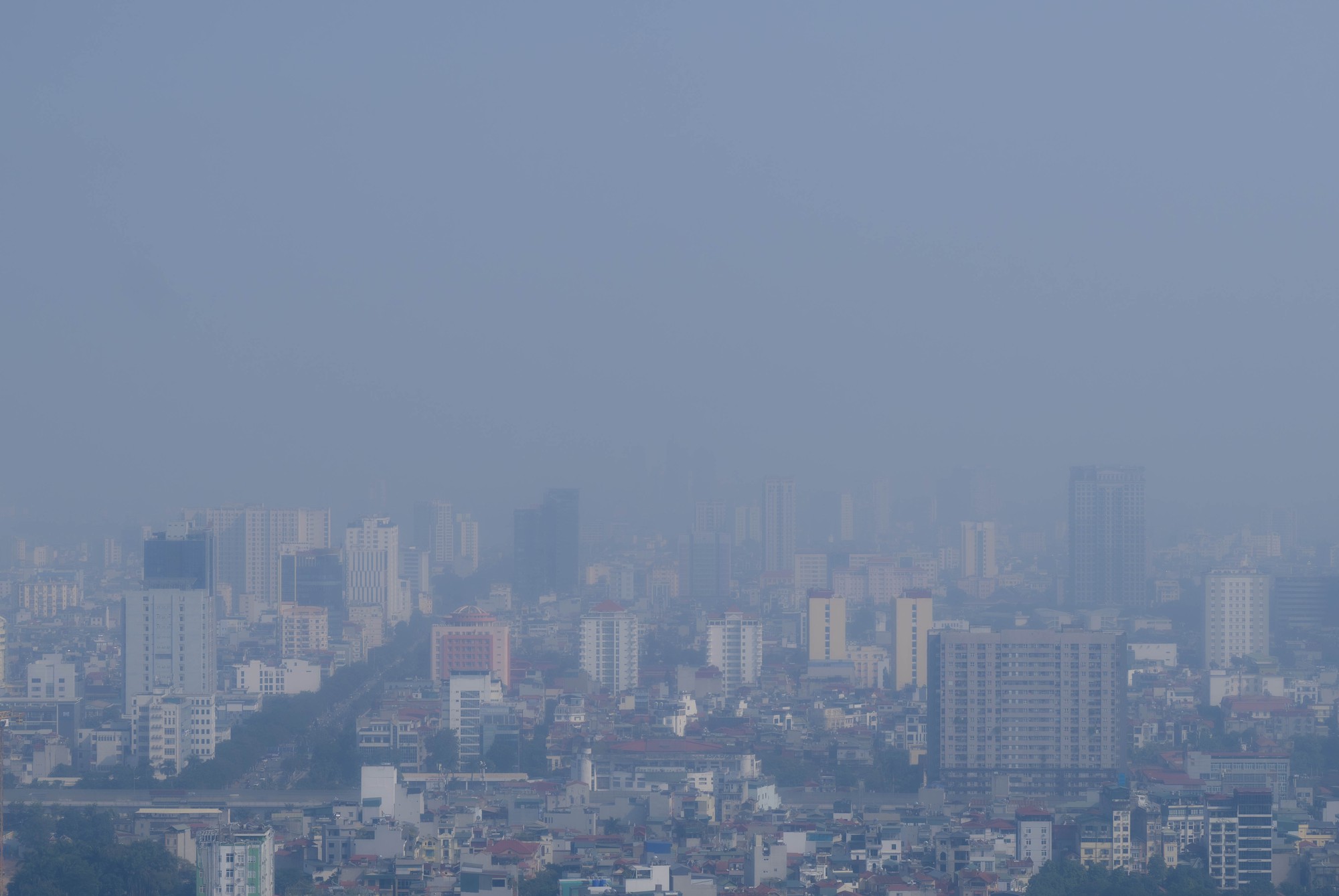 Chùm ảnh, clip: Hà Nội chìm trong bụi mịn dày đặc- Ảnh 10. Chùm ảnh, clip: Hà Nội chìm trong bụi mịn dày đặc- Ảnh 10.