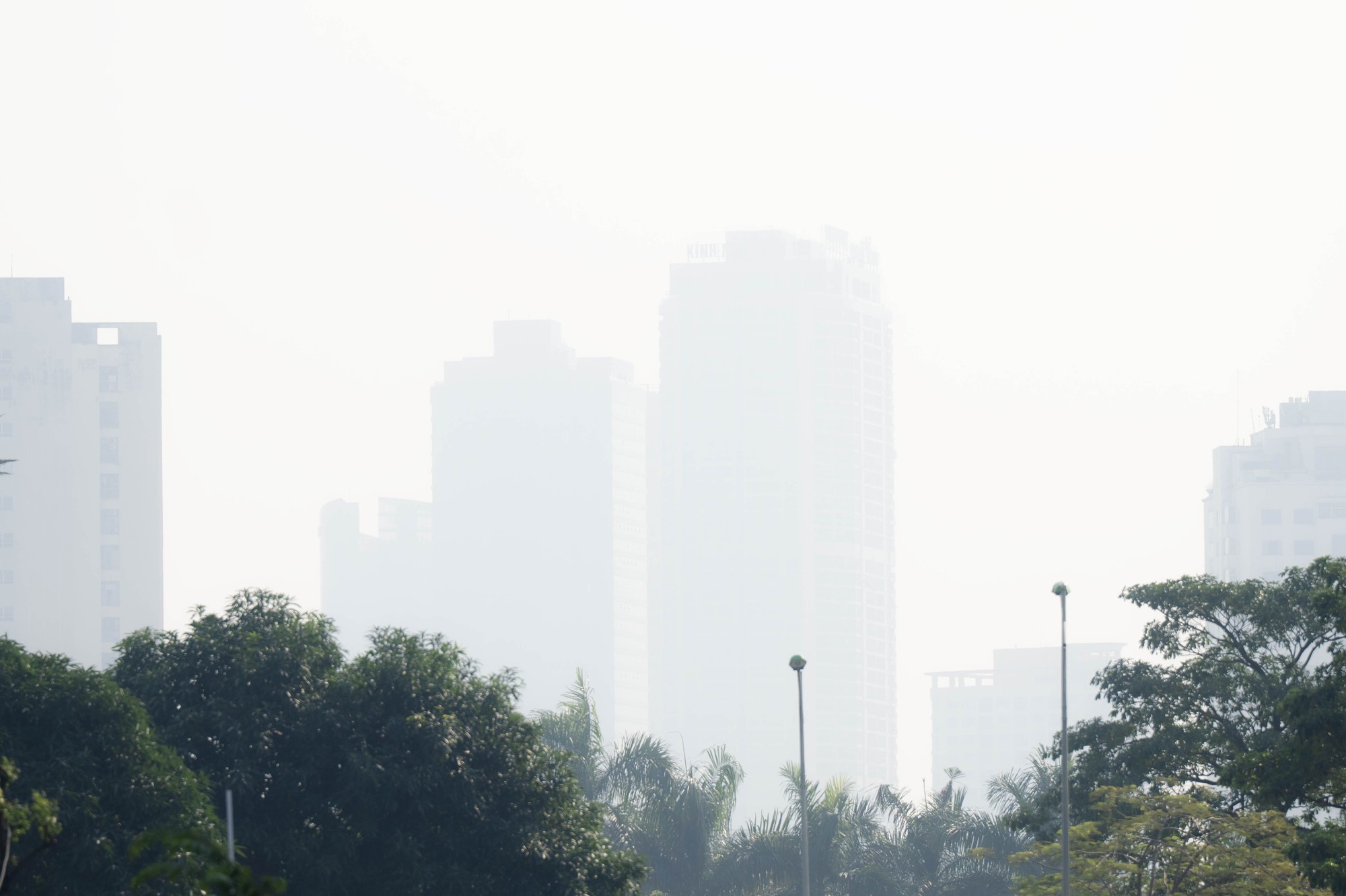 Chùm ảnh, clip: Hà Nội chìm trong bụi mịn dày đặc- Ảnh 13. Chùm ảnh, clip: Hà Nội chìm trong bụi mịn dày đặc- Ảnh 13.