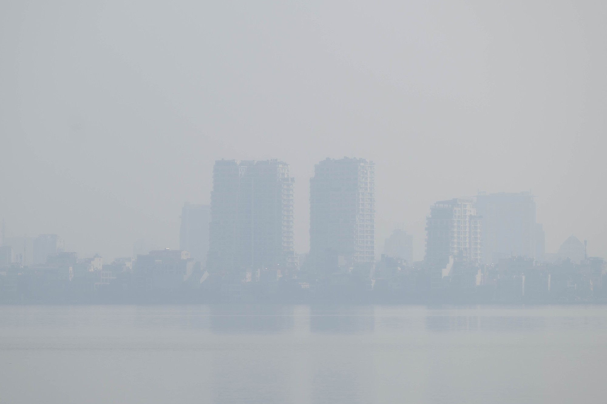 Chùm ảnh, clip: Hà Nội chìm trong bụi mịn dày đặc- Ảnh 14. Chùm ảnh, clip: Hà Nội chìm trong bụi mịn dày đặc- Ảnh 14.