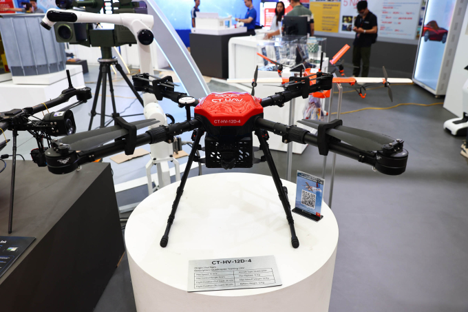 Mô hình CT-HV-12D-4, mẫu UAV chở hàng do CT Group phát triển, có thể mang theo tải trọng 12 kg, hoạt động trong phạm vi 15 km. Ảnh: Quỳnh Trần