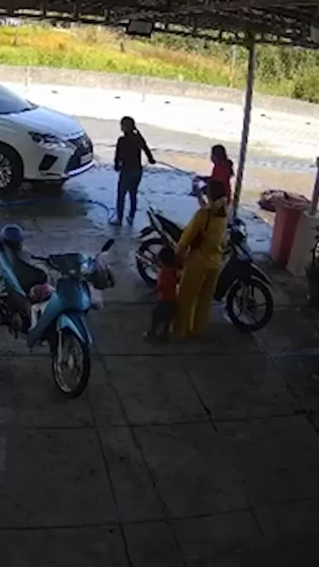 Camera ghi cảnh ô tô lao vào nhóm phụ nữ, một người tử vong