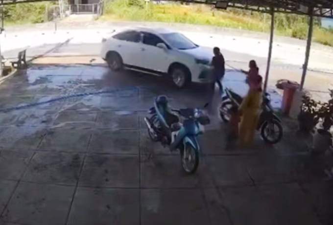 Nguyễn Tấn Thành lái xe lao vào nhóm phụ nữ. Ảnh: cắt từ camera