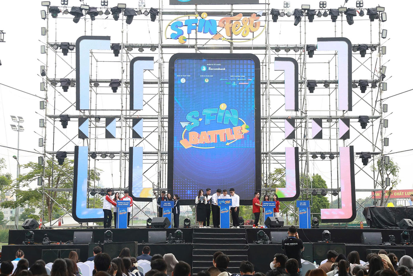 Sacombank lan tỏa tinh thần tài chính thông minh đến thế hệ trẻ qua S-FINFEST 2025 - Ảnh 2.