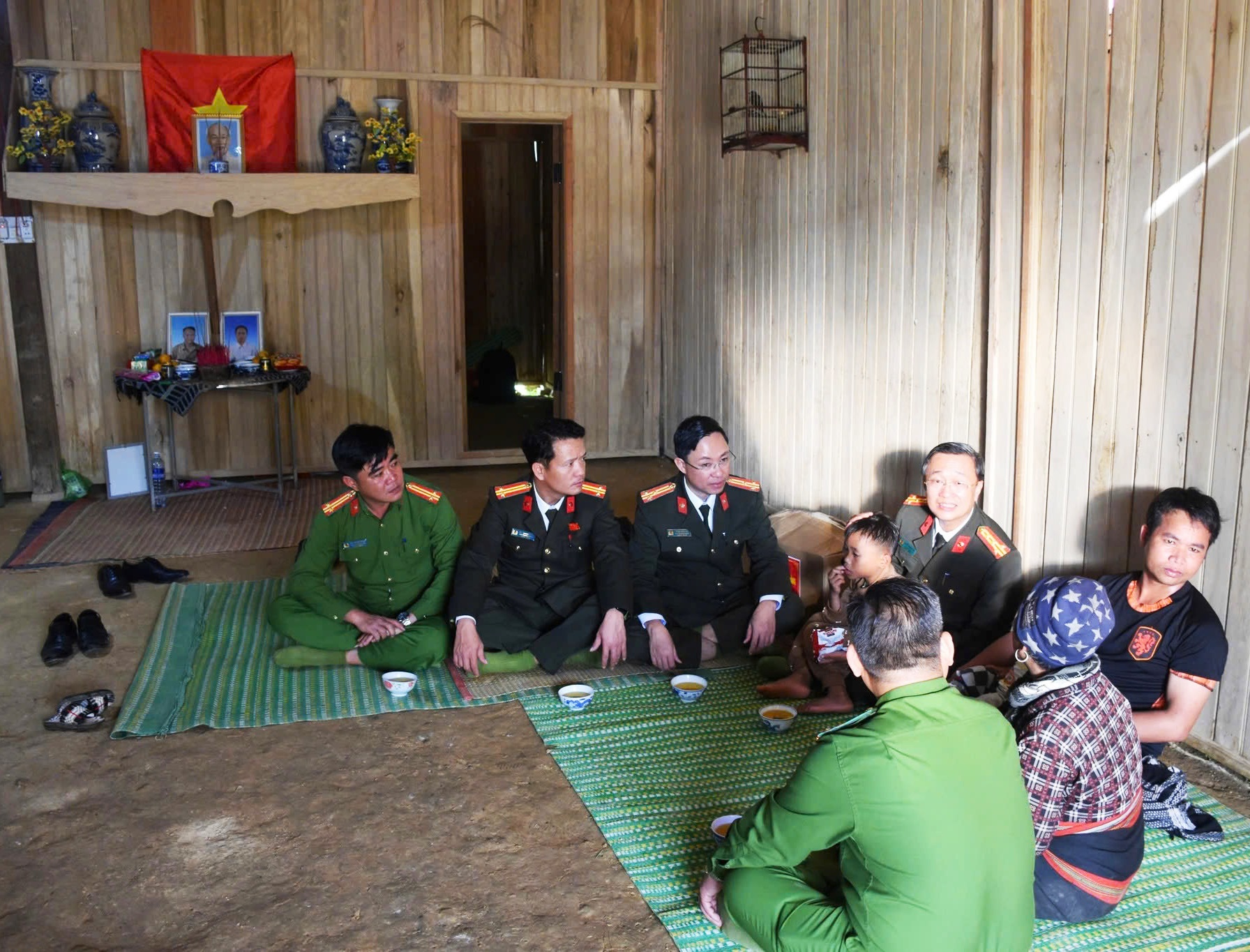 Dừng tìm kiếm tung tích vợ chồng công an viên mất tích do sạt lở núi- Ảnh 2.