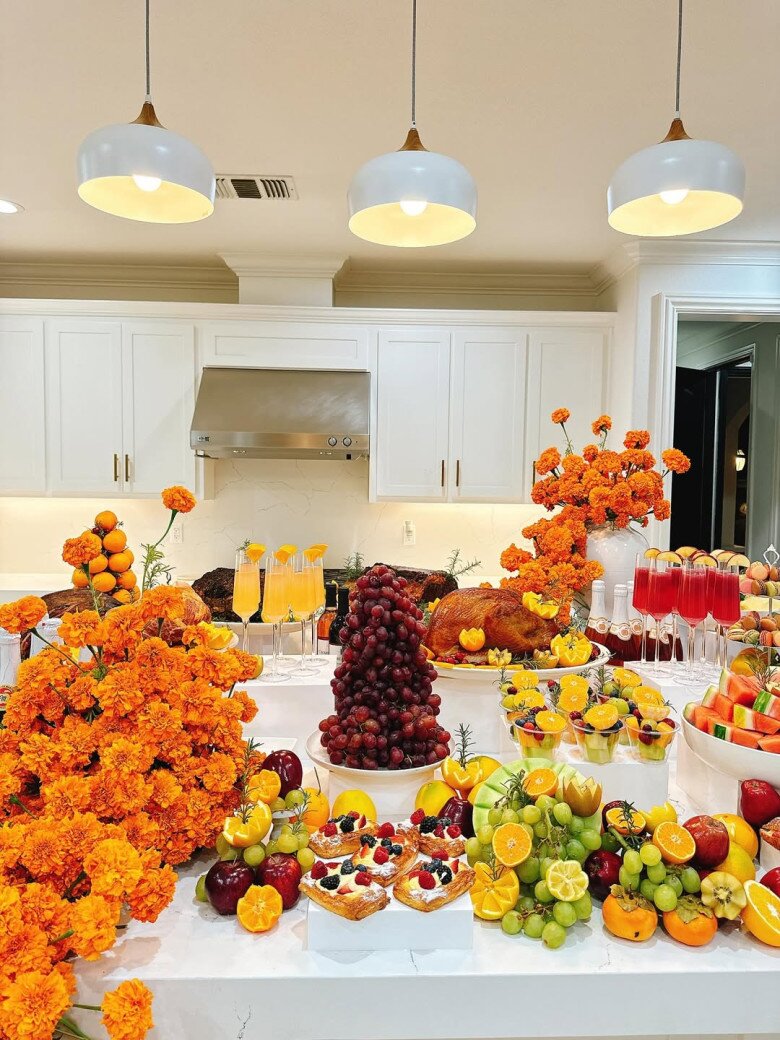 Sao Việt 24h: Phạm Hương đăng bàn tiệc Lễ Tạ ơn rực rỡ trong biệt thự 1000m2 tại Mỹ, khoe cuộc sống viên mãn ở trời Tây 4 Hoa hậu Phạm Hương khoe bàn tiệc cho ngày Lễ Tạ ơn rực rỡ bên trời Tây.