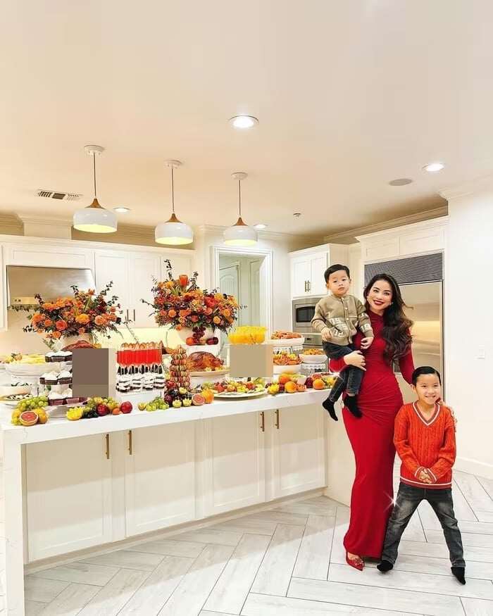 Sao Việt 24h: Phạm Hương đăng bàn tiệc Lễ Tạ ơn rực rỡ trong biệt thự 1000m2 tại Mỹ, khoe cuộc sống viên mãn ở trời Tây 6 Phạm Hương đang có cuộc sống kín tiếng ở Mỹ bên 2 con trai.