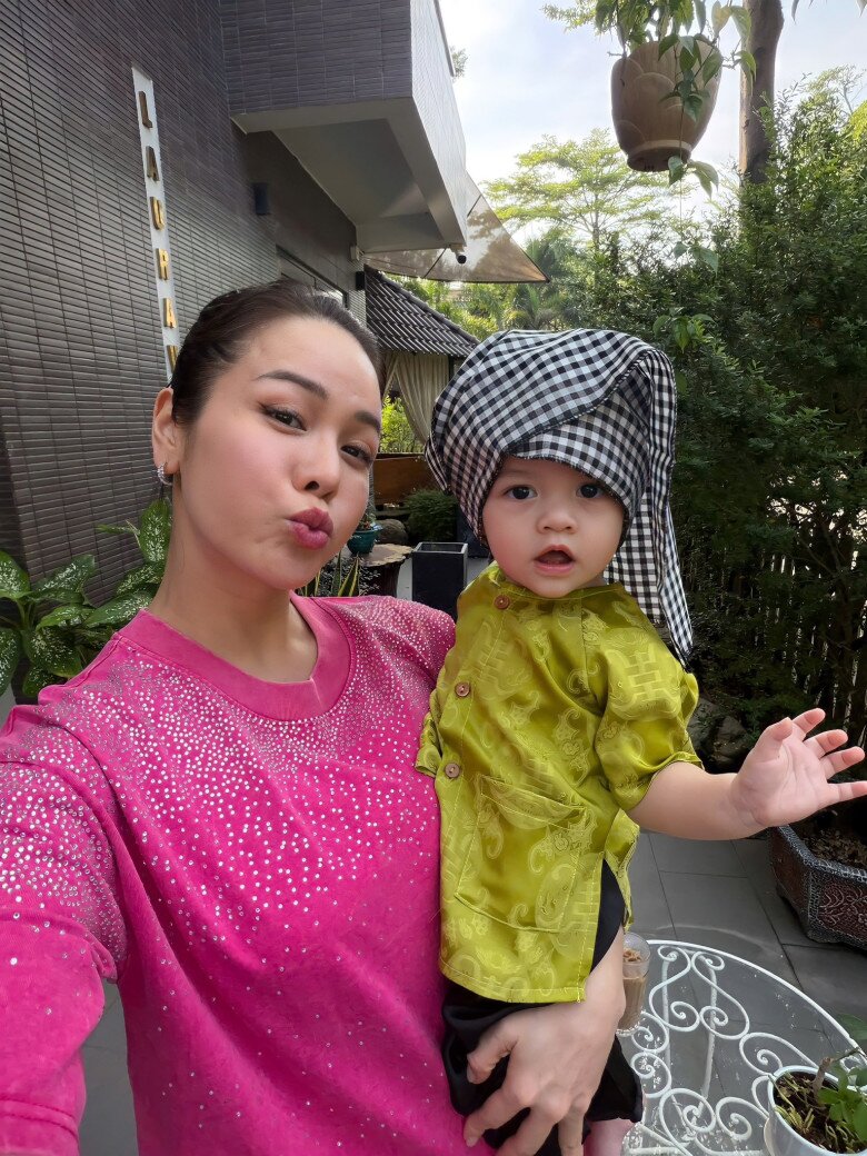 Sao Việt 24h: Phạm Hương đăng bàn tiệc Lễ Tạ ơn rực rỡ trong biệt thự 1000m2 tại Mỹ, khoe cuộc sống viên mãn ở trời Tây 18 Sao Việt 24h: Phạm Hương đăng bàn tiệc Lễ Tạ ơn rực rỡ trong biệt thự 1000m2 tại Mỹ, khoe cuộc sống viên mãn ở trời Tây - 17