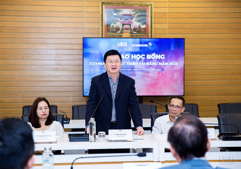 Eximbank trao học bổng trị giá 300 triệu đồng cho sinh viên đại học kinh tế TPHCM - 2