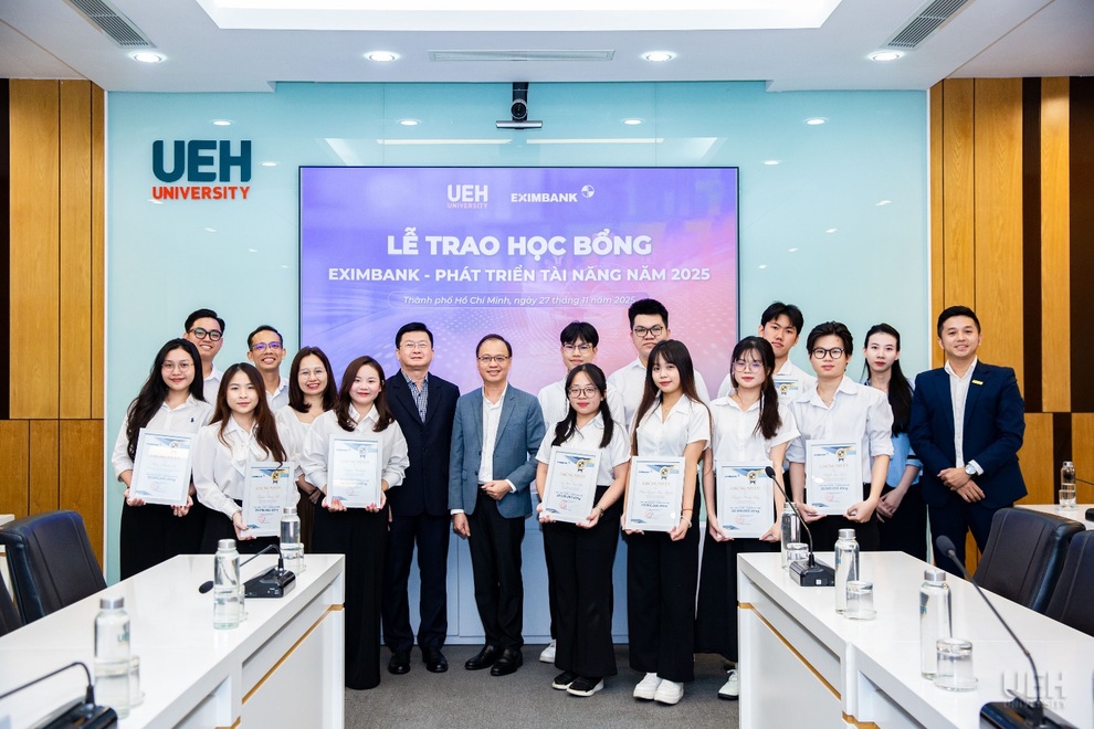 Eximbank trao học bổng trị giá 300 triệu đồng cho sinh viên đại học kinh tế TPHCM - 3