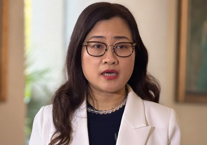 Bà Trần Thị Trang, Vụ trưởng Bảo hiểm Y tế, chia sẻ đề xuất tăng mức đóng BHYT và đề án miễn viện phí toàn dân, tại hội thảo ngày 1/12. Ảnh: Lê Nga