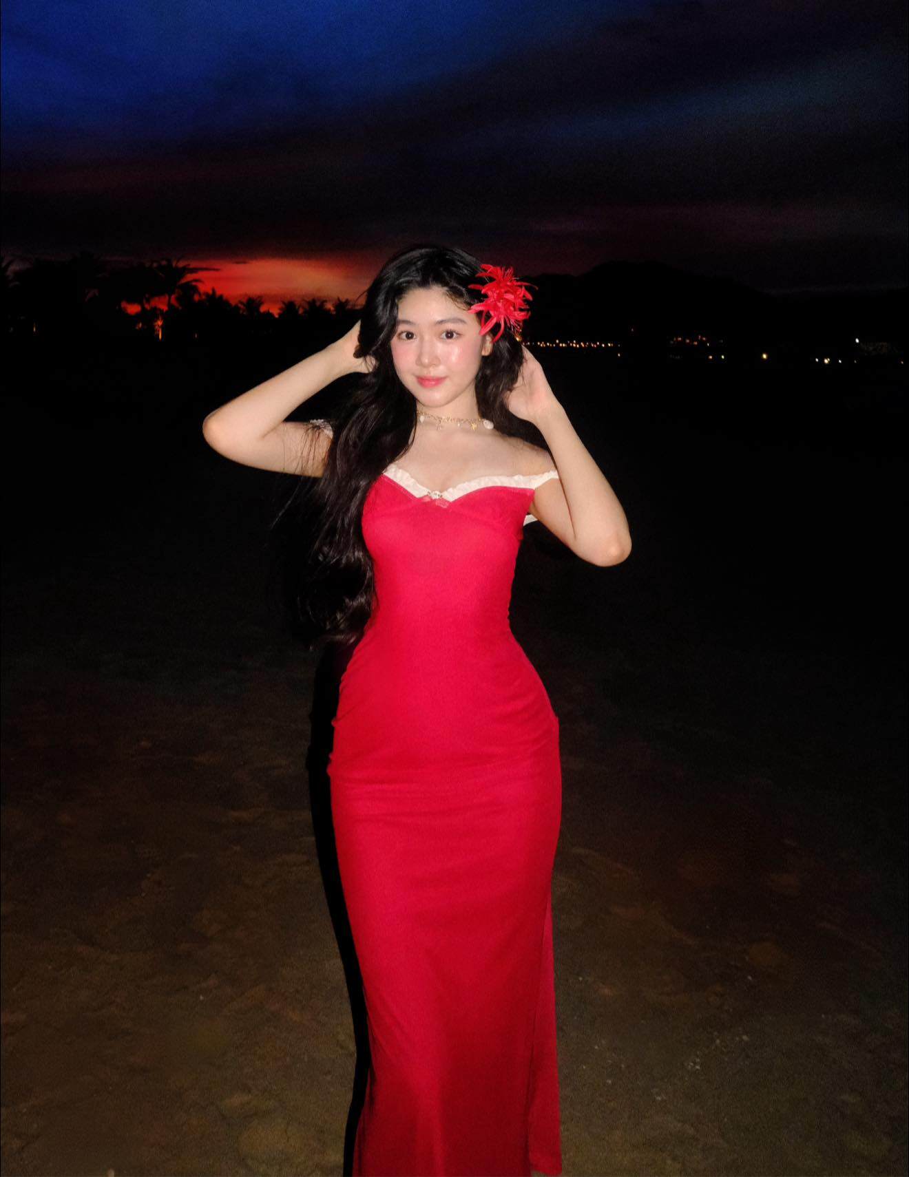 Cô nàng 19 tuổi sở hữu vóc dáng đồng hồ cát vô cùng quyến rũ.