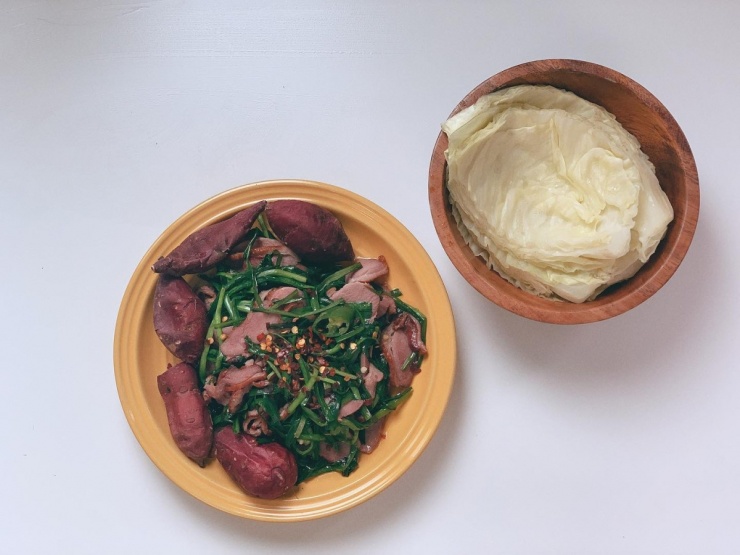 Cô không cắt bỏ hoàn toàn tinh bột nhưng hạn chế về lượng hoặc ưu tiên các loại carb giàu chất xơ, ít calo hơn từ gạo lứt, khoai lang, bí đỏ, mì konjac...