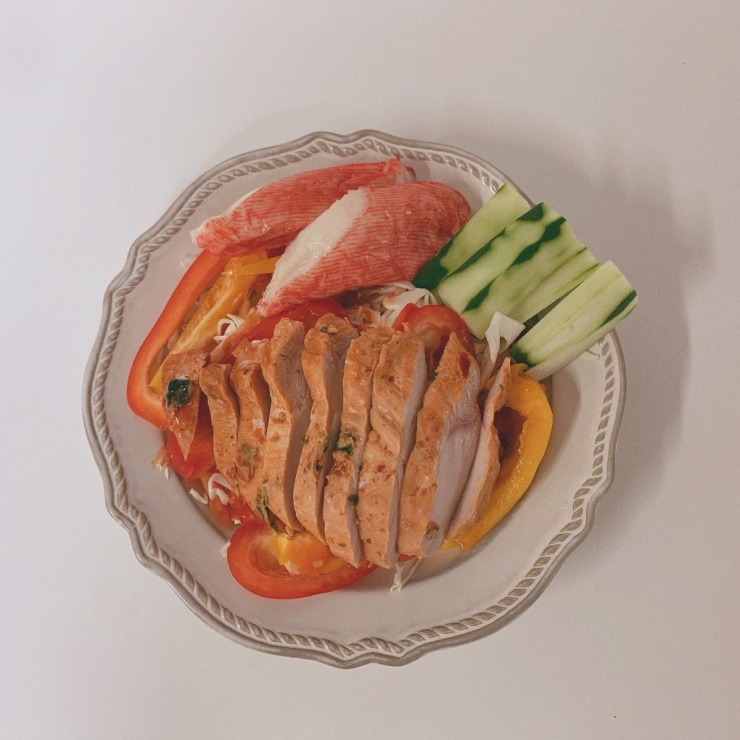 Ngoài tinh bột tốt, mọi bữa ăn của nữ Youtuber người Hàn luôn đảm bảo giàu protein - thành phần dinh dưỡng quan trọng để duy trì và phát triển cơ bắp, giữ vóc dáng săn chắc.