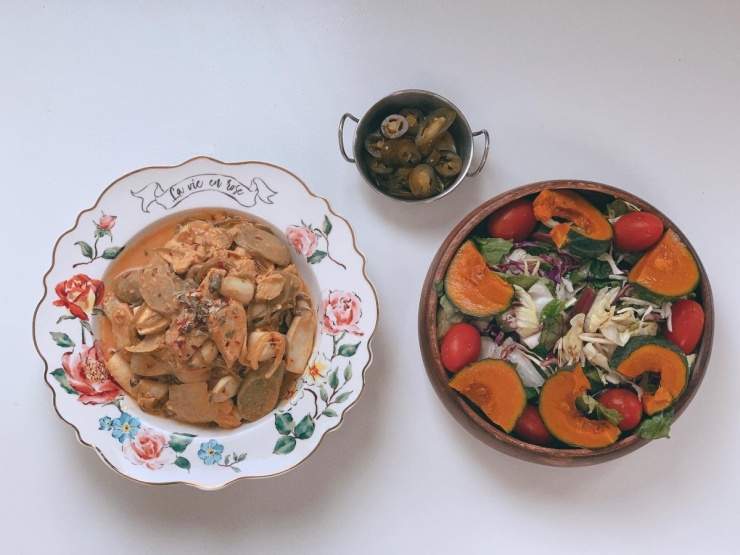 Protein được tiêu hóa chậm nên có thể làm tăng cảm giác no và giảm khẩu phần ăn trong các bữa tiếp theo. Chế độ ăn giàu protein động vật và thực vật cũng giúp thúc đẩy trao đổi chất, tăng hiệu quả đốt mỡ.