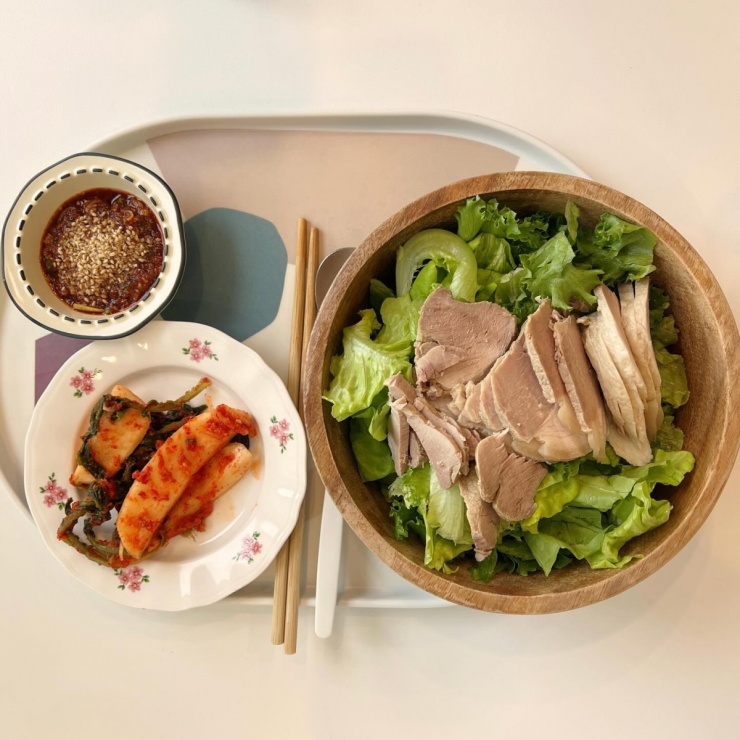 Một thành phần khác không thể thiếu trong mọi bữa ăn Youtuber người Hàn là chất xơ đến từ các loại rau. Chất xơ giúp làm chậm quá trình hấp thụ đường, tránh tăng đột biến lượng đường sau bữa ăn và góp phần bảo toàn độ nhạy insulin. Bữa ăn của Heung cũng thường xuyên có một lượng nhỏ kim chi, giúp ích cho quá trình tiêu hóa.