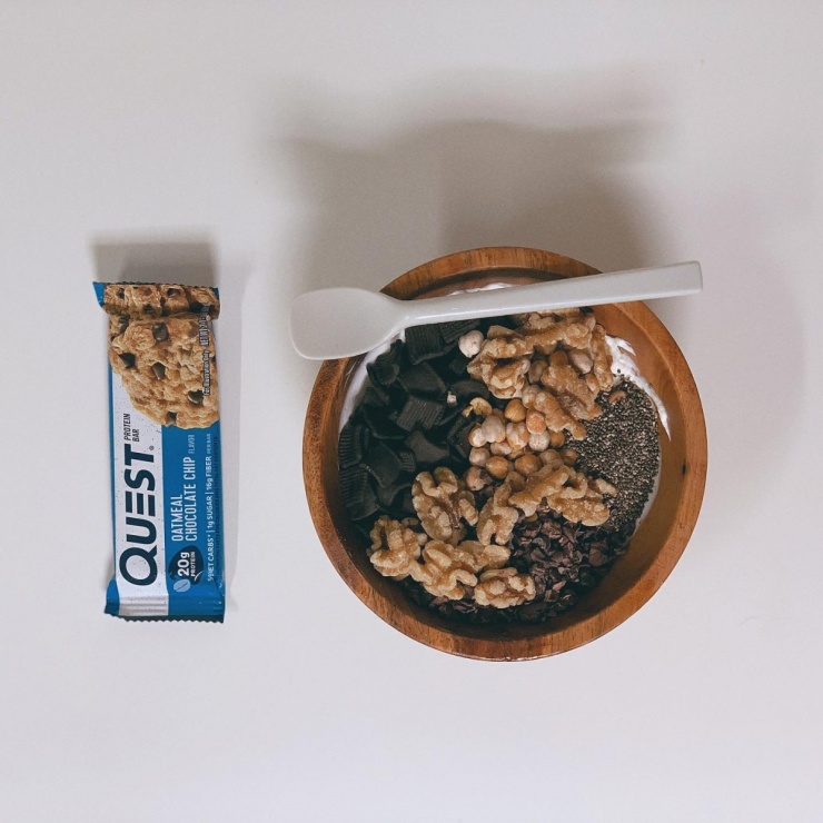 Các món ăn vặt hoặc món tráng miệng của cô thường là thanh protein hoặc các loại hạt, yến mạch... ăn kèm sữa chua Hy Lạp. Điều này không chỉ giúp cô cảm thấy no bụng, giảm thèm ăn mà còn cung cấp nhiều chất xơ, có tác dụng thúc đẩy nhu động ruột, tốt cho tiêu hóa.