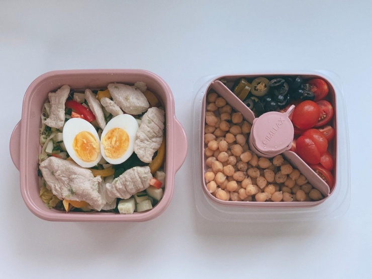 Trong thời gian siết cân, Heung cũng bắt đầu nấu nướng, chuẩn bị đồ ăn mang theo đi làm. Việc này giúp cô kiểm soát liều lượng thực phẩm nạp vào cơ thể mỗi bữa, hạn chế sa đà vào các món ăn nhanh, ăn vặt kém lành mạnh.