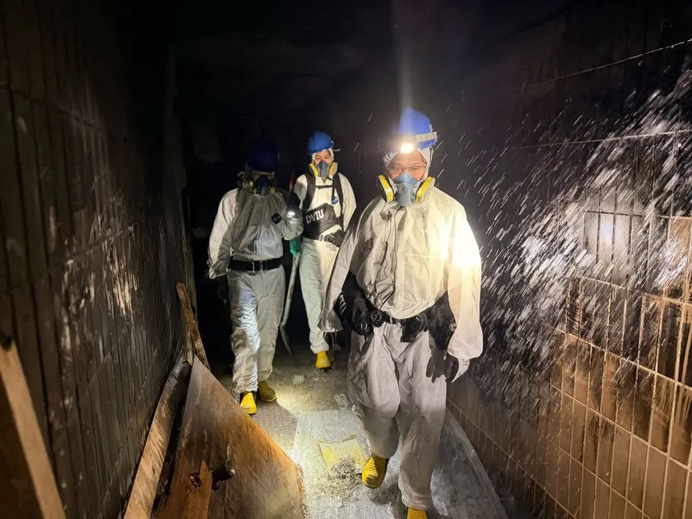 Các chuyên gia DVIU tìm kiếm nạn nhân bên trong các toà nhà bị hoả hoạn ở Wang Fuk Court. Ảnh: AFP/Hong Kong Police Office 0112 Những hình ảnh đầu tiên trong khu chung cư bị hoả hoạn thiêu trụi ở Hong Kong_9.jpg