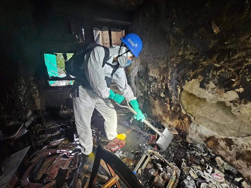 Các chuyên gia DVIU tìm kiếm nạn nhân bên trong các toà nhà bị hoả hoạn ở Wang Fuk Court. Ảnh: AFP/Hong Kong Police Office 0112 Những hình ảnh đầu tiên trong khu chung cư bị hoả hoạn thiêu trụi ở Hong Kong_11.jpg