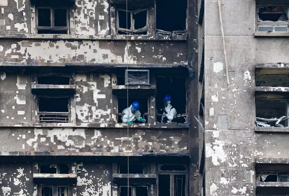 Các chuyên gia DVIU tìm kiếm nạn nhân bên trong các toà nhà bị hoả hoạn ở Wang Fuk Court. Ảnh: AFP/Hong Kong Police Office 0112 Những hình ảnh đầu tiên trong khu chung cư bị hoả hoạn thiêu trụi ở Hong Kong_6.jpg