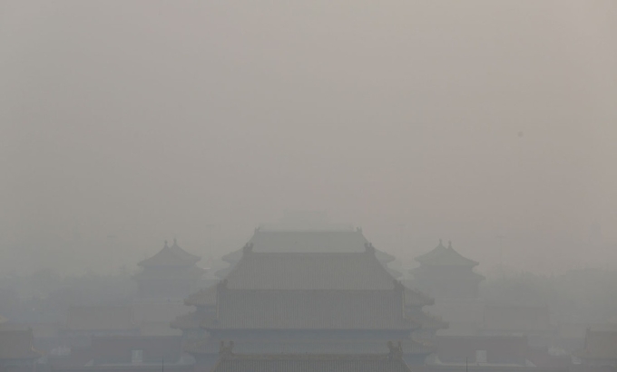 Tử Cấm Thành ở Bắc Kinh bị che mờ bởi lớp khói mù dày đặc vào năm 2013. Ảnh: Feng Li