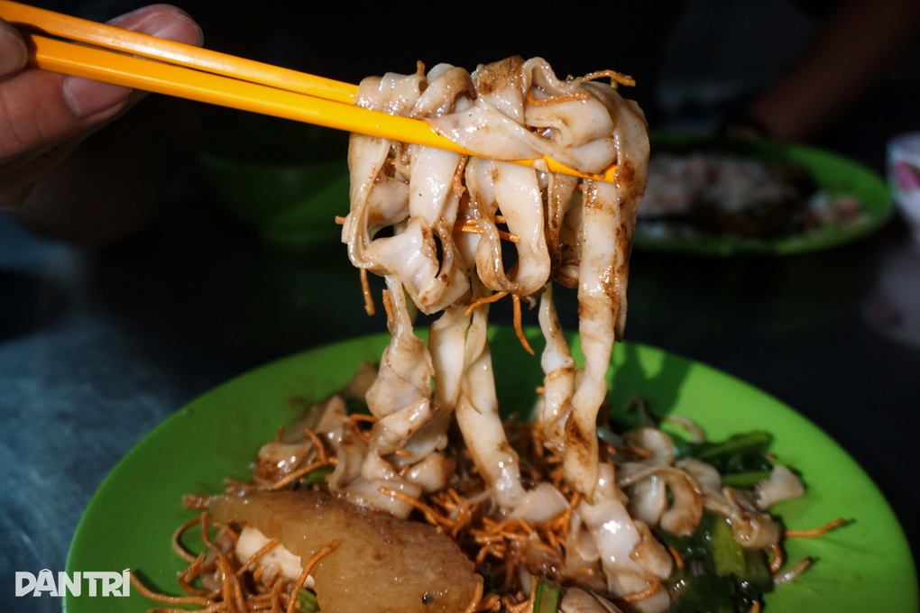 Hủ tiếu nhà xác ở TPHCM càng khuya càng đông và sự thật về món cơm màu đỏ - 3