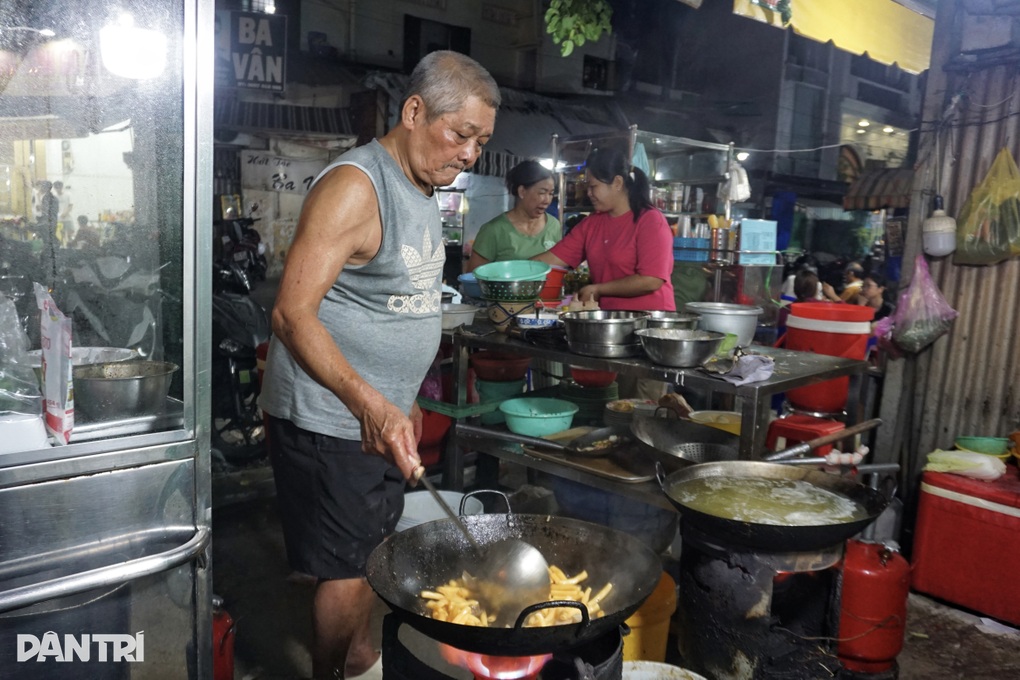Hủ tiếu nhà xác ở TPHCM càng khuya càng đông và sự thật về món cơm màu đỏ - 6