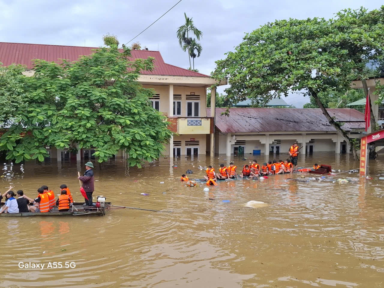 Lũ “lấy mất” trường, thầy cô đi xin từng cuốn vở, gieo mùa chữ mới - 8 Lũ “lấy mất” trường, thầy cô đi xin từng cuốn vở, gieo mùa chữ mới - 8