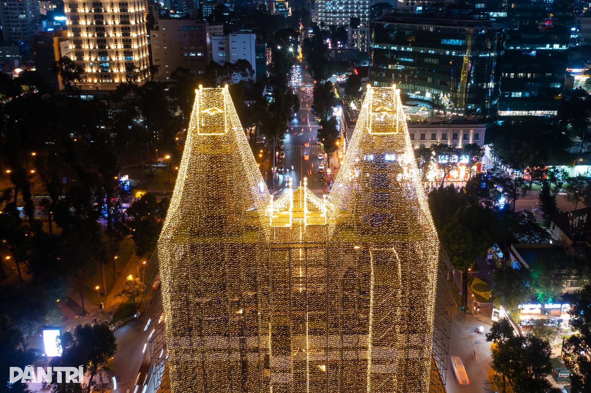 1.000km đèn LED thắp sáng Nhà thờ Đức Bà mùa Giáng sinh - 4