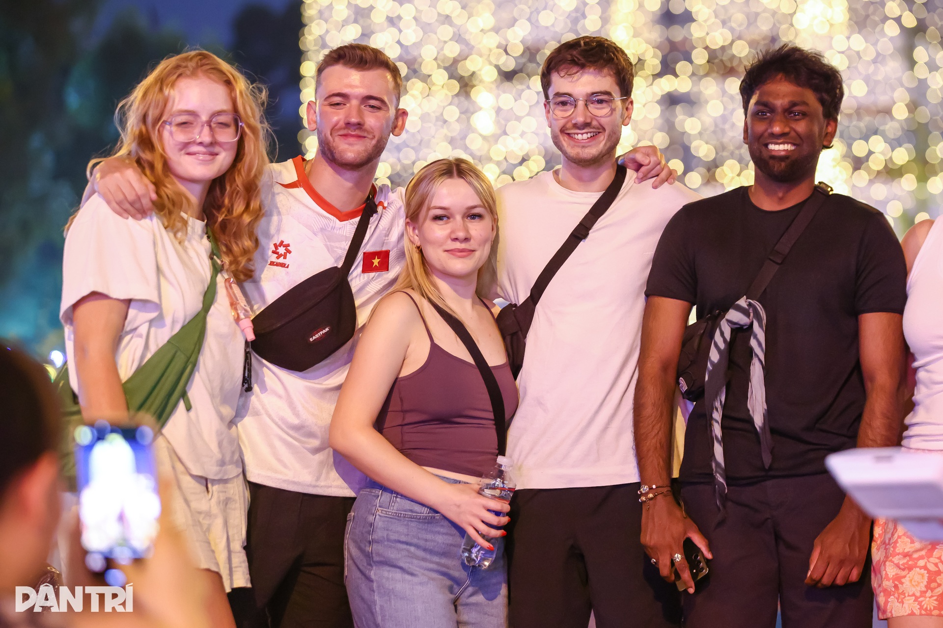 1.000km đèn LED thắp sáng Nhà thờ Đức Bà mùa Giáng sinh - 5