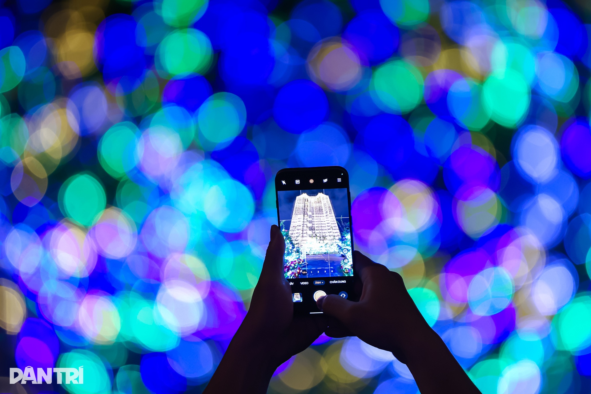 1.000km đèn LED thắp sáng Nhà thờ Đức Bà mùa Giáng sinh - 8