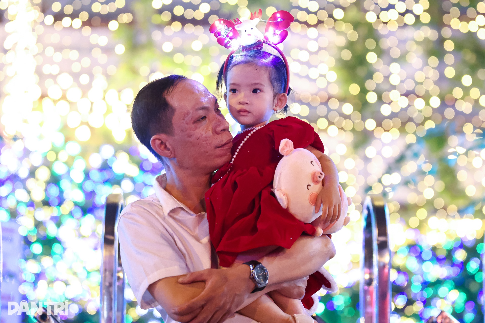 1.000km đèn LED thắp sáng Nhà thờ Đức Bà mùa Giáng sinh - 9