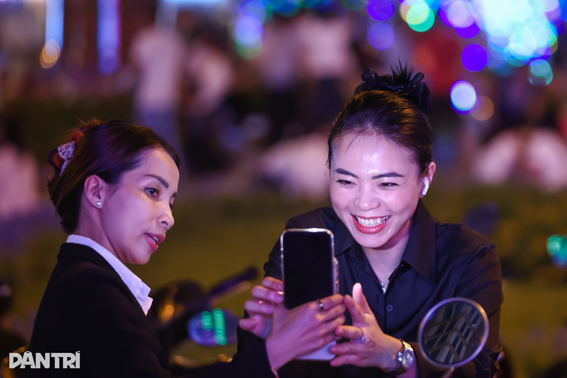 1.000km đèn LED thắp sáng Nhà thờ Đức Bà mùa Giáng sinh - 10