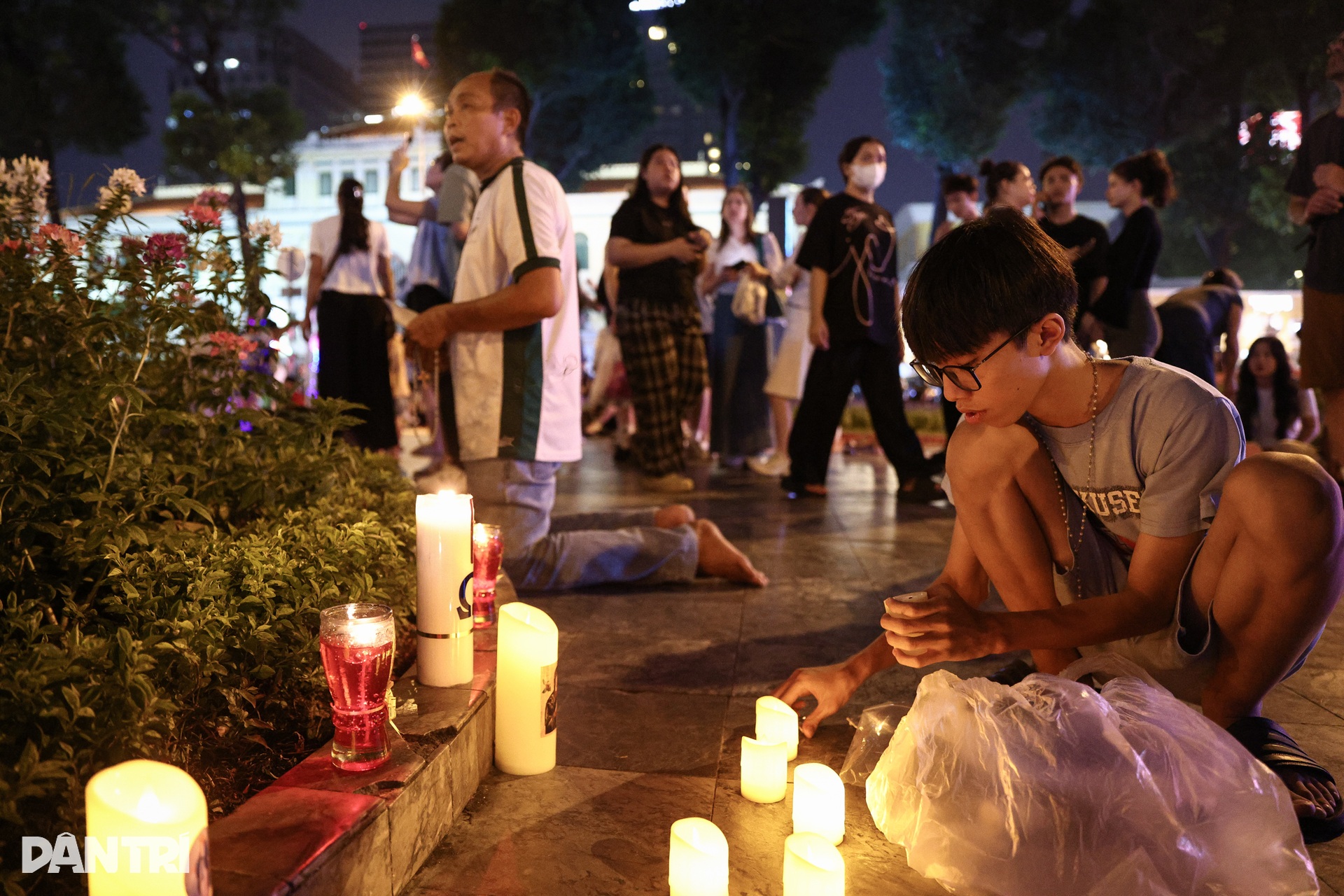 1.000km đèn LED thắp sáng Nhà thờ Đức Bà mùa Giáng sinh - 11