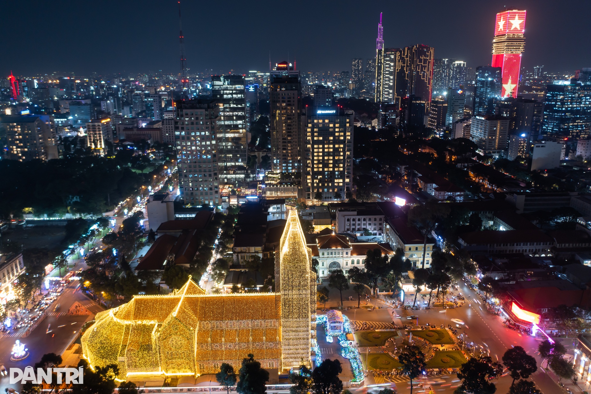 1.000km đèn LED thắp sáng Nhà thờ Đức Bà mùa Giáng sinh - 13