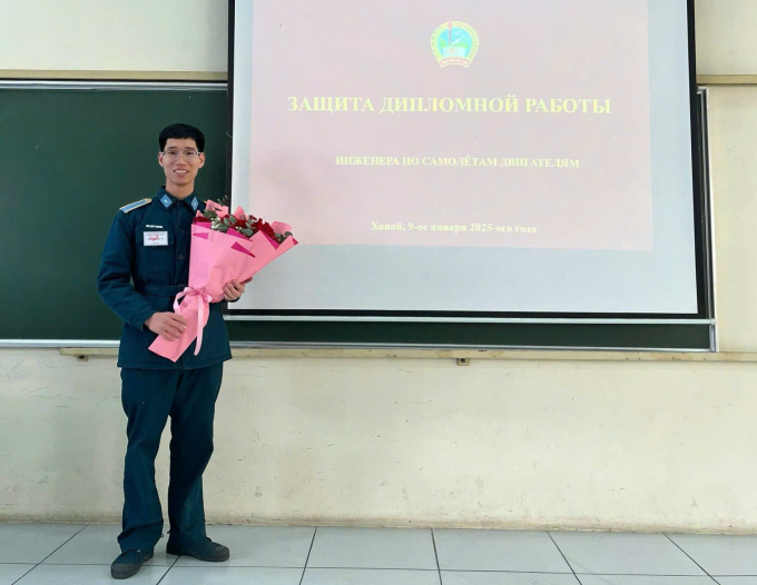 Hoàng trong buổi bảo vệ đồ án tốt nghiệp bằng tiếng Nga. Ảnh: Nhân vật cung cấp