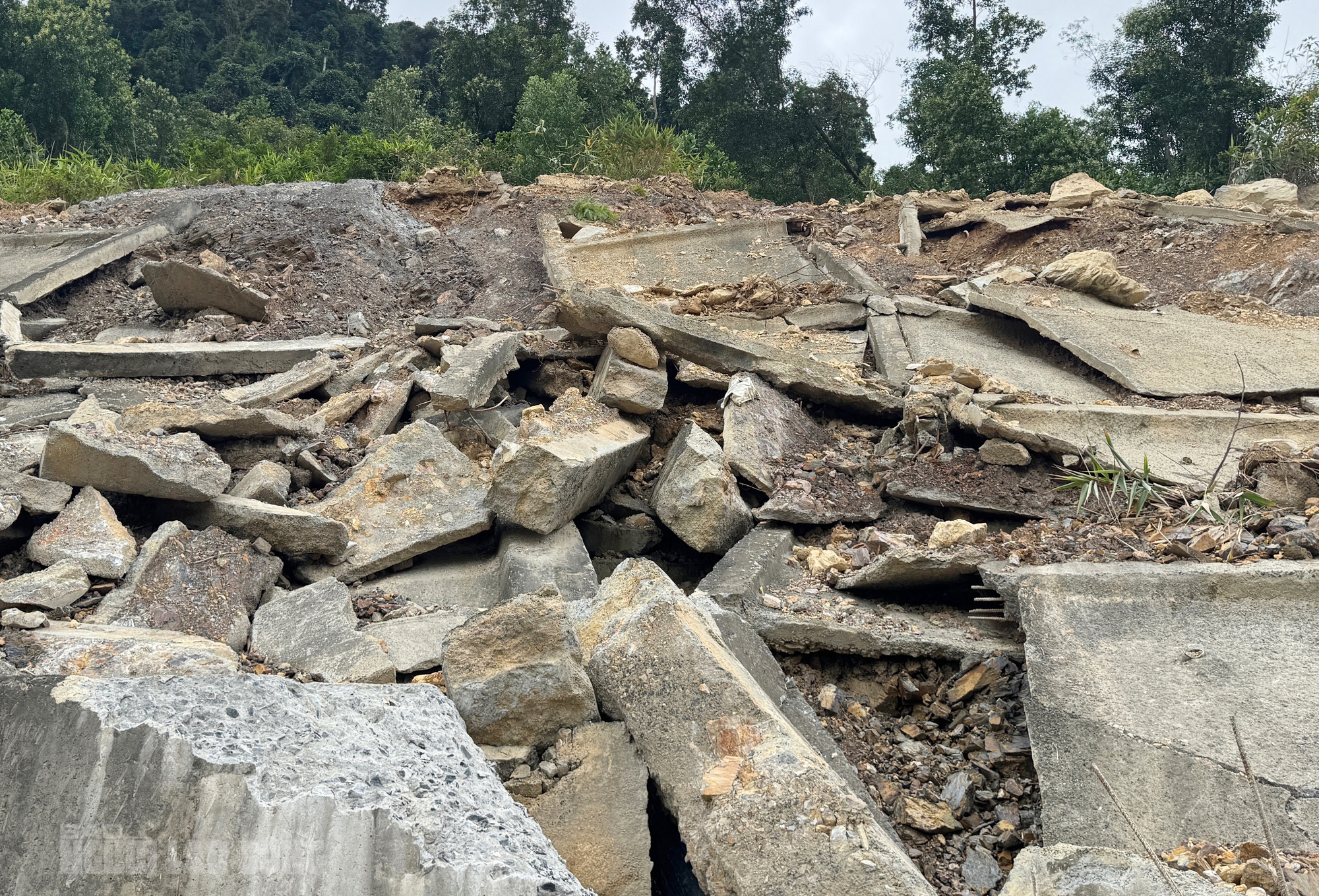 Sạt lở cao tốc La Sơn – Hòa Liên: Cận cảnh thiệt hại nghiêm trọng sau mưa bão - Ảnh 2. Sạt lở cao tốc La Sơn – Hòa Liên: Cận cảnh thiệt hại nghiêm trọng sau mưa bão - Ảnh 2.