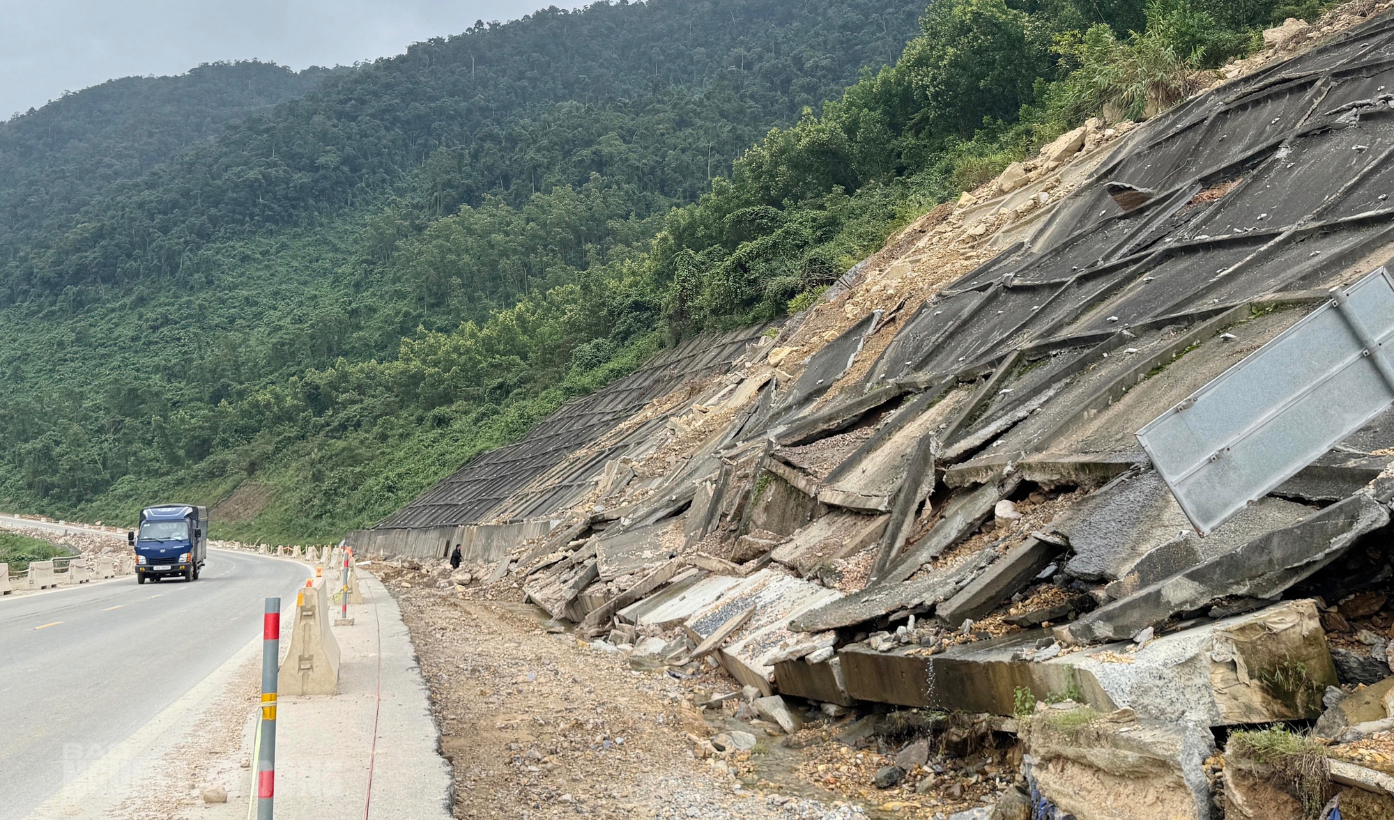 Sạt lở cao tốc La Sơn – Hòa Liên: Cận cảnh thiệt hại nghiêm trọng sau mưa bão - Ảnh 3. Sạt lở cao tốc La Sơn – Hòa Liên: Cận cảnh thiệt hại nghiêm trọng sau mưa bão - Ảnh 3.