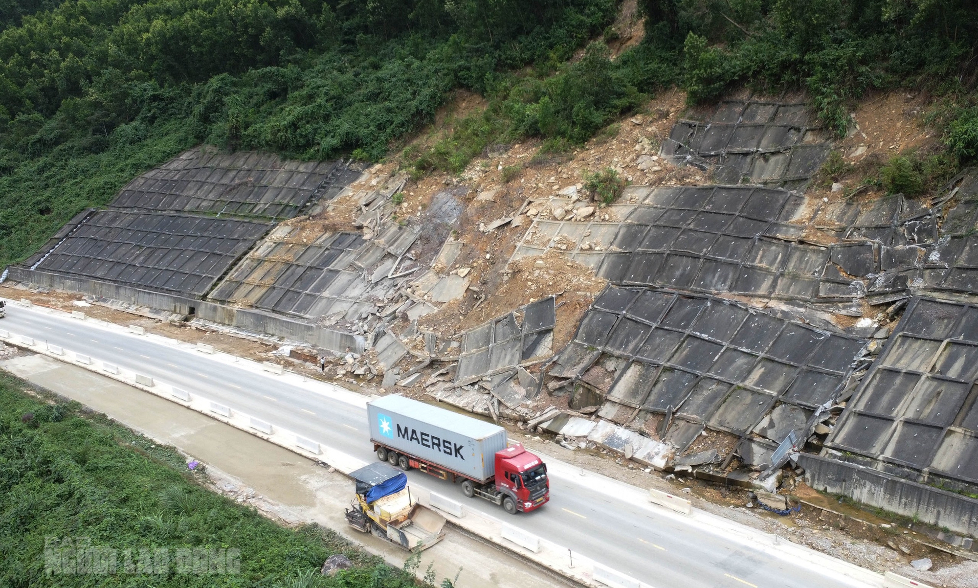 Sạt lở cao tốc La Sơn – Hòa Liên: Cận cảnh thiệt hại nghiêm trọng sau mưa bão - Ảnh 5. Sạt lở cao tốc La Sơn – Hòa Liên: Cận cảnh thiệt hại nghiêm trọng sau mưa bão - Ảnh 5.