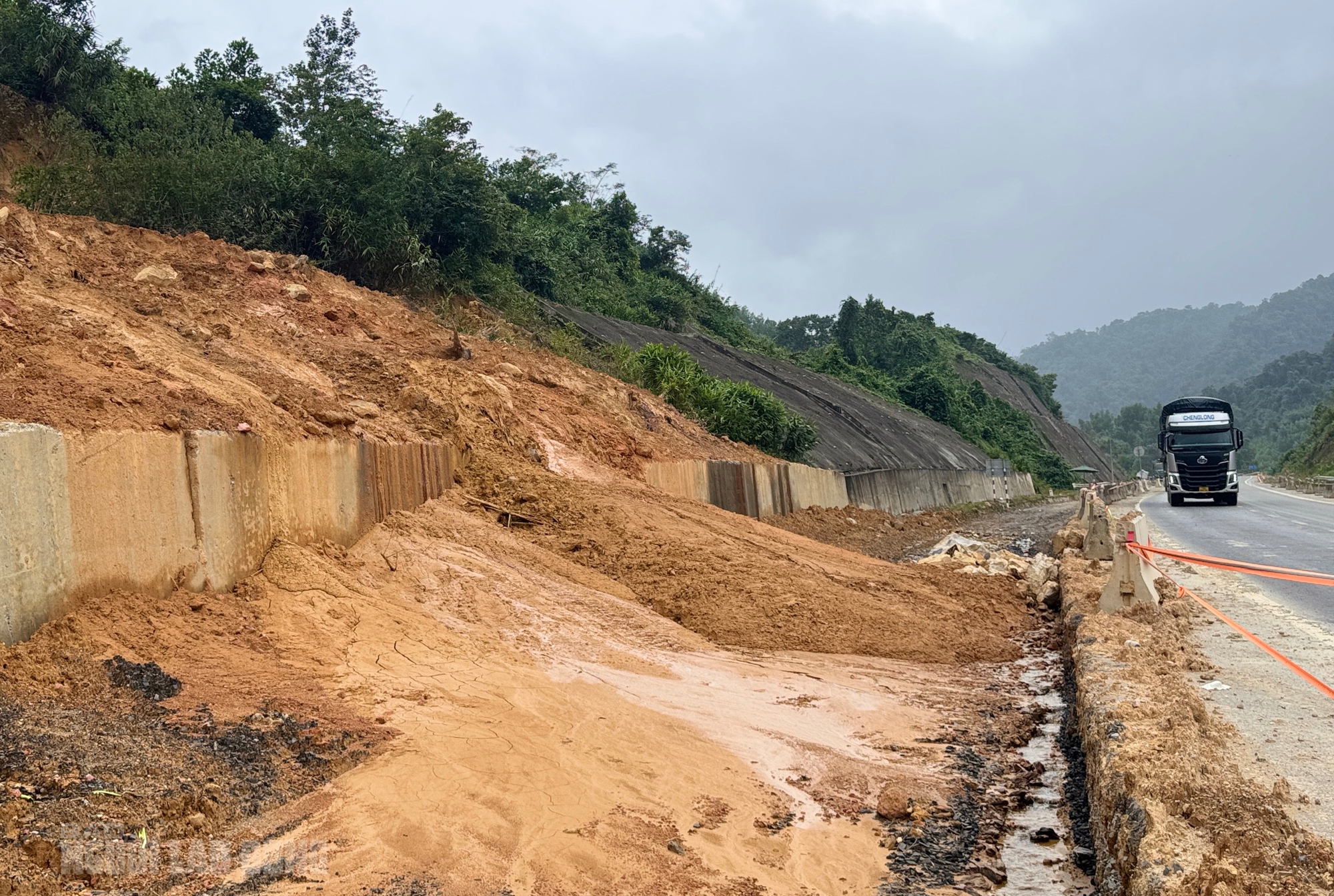 Sạt lở cao tốc La Sơn – Hòa Liên: Cận cảnh thiệt hại nghiêm trọng sau mưa bão - Ảnh 6. Sạt lở cao tốc La Sơn – Hòa Liên: Cận cảnh thiệt hại nghiêm trọng sau mưa bão - Ảnh 6.