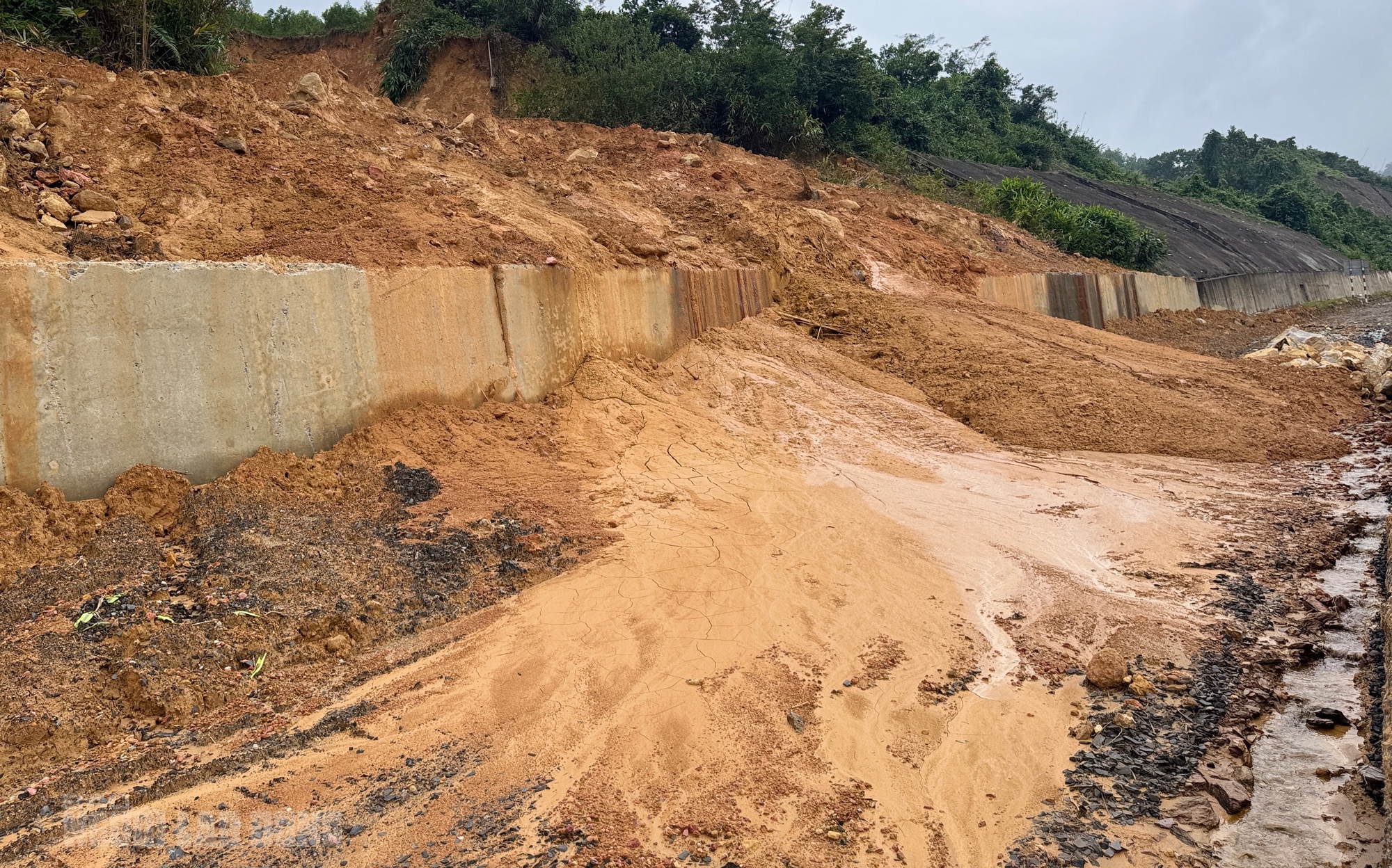 Sạt lở cao tốc La Sơn – Hòa Liên: Cận cảnh thiệt hại nghiêm trọng sau mưa bão - Ảnh 7. Sạt lở cao tốc La Sơn – Hòa Liên: Cận cảnh thiệt hại nghiêm trọng sau mưa bão - Ảnh 7.
