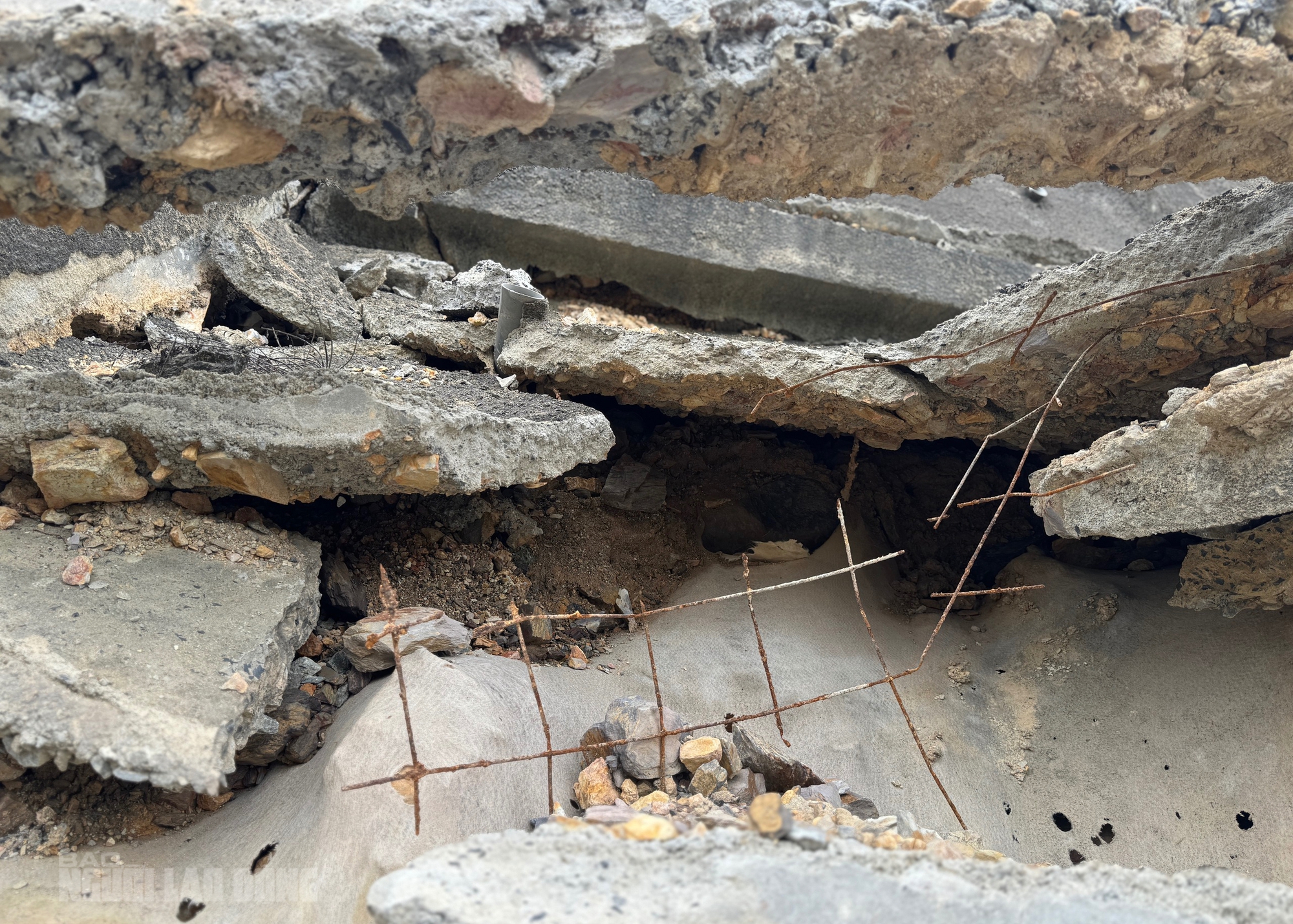 Sạt lở cao tốc La Sơn – Hòa Liên: Cận cảnh thiệt hại nghiêm trọng sau mưa bão - Ảnh 10. Sạt lở cao tốc La Sơn – Hòa Liên: Cận cảnh thiệt hại nghiêm trọng sau mưa bão - Ảnh 10.