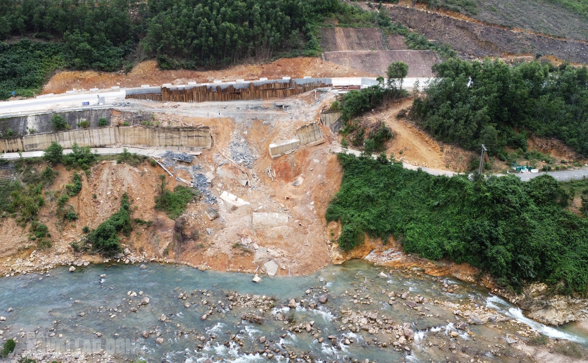 Sạt lở cao tốc La Sơn – Hòa Liên: Cận cảnh thiệt hại nghiêm trọng sau mưa bão - Ảnh 11. Sạt lở cao tốc La Sơn – Hòa Liên: Cận cảnh thiệt hại nghiêm trọng sau mưa bão - Ảnh 11.