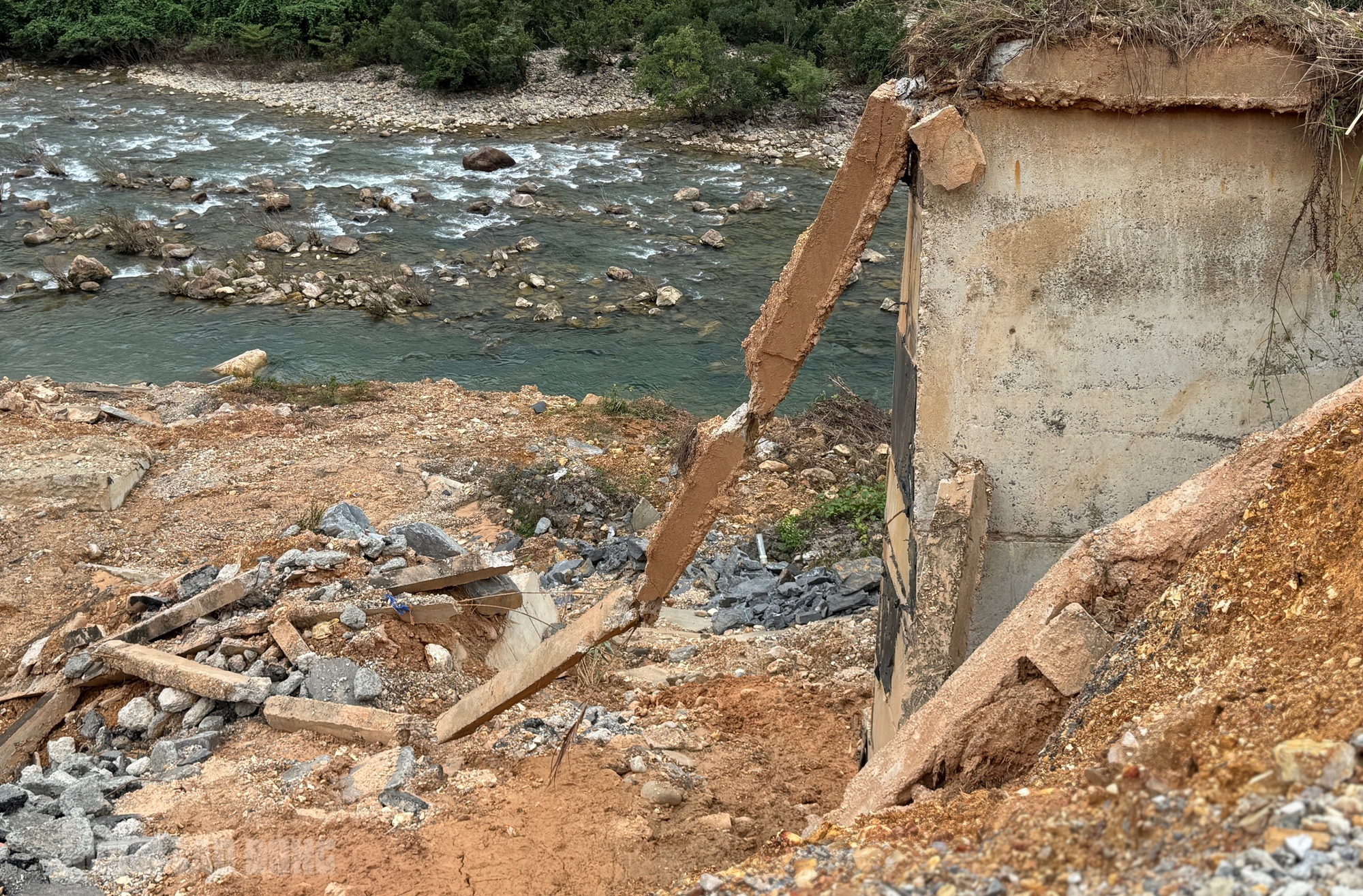 Sạt lở cao tốc La Sơn – Hòa Liên: Cận cảnh thiệt hại nghiêm trọng sau mưa bão - Ảnh 12. Sạt lở cao tốc La Sơn – Hòa Liên: Cận cảnh thiệt hại nghiêm trọng sau mưa bão - Ảnh 12.