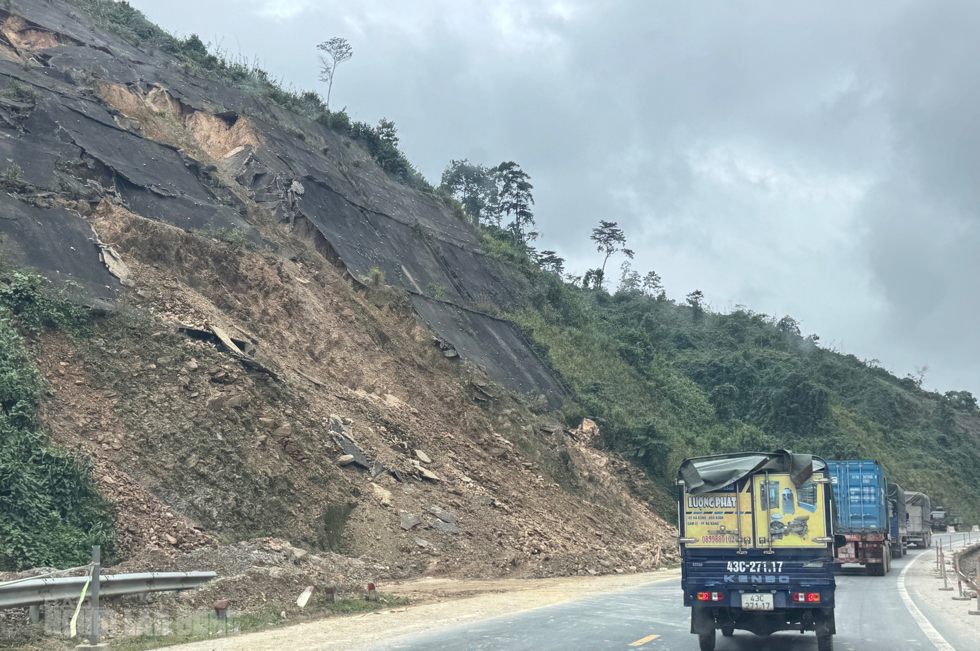 Sạt lở cao tốc La Sơn – Hòa Liên: Cận cảnh thiệt hại nghiêm trọng sau mưa bão - Ảnh 13. Sạt lở cao tốc La Sơn – Hòa Liên: Cận cảnh thiệt hại nghiêm trọng sau mưa bão - Ảnh 13.