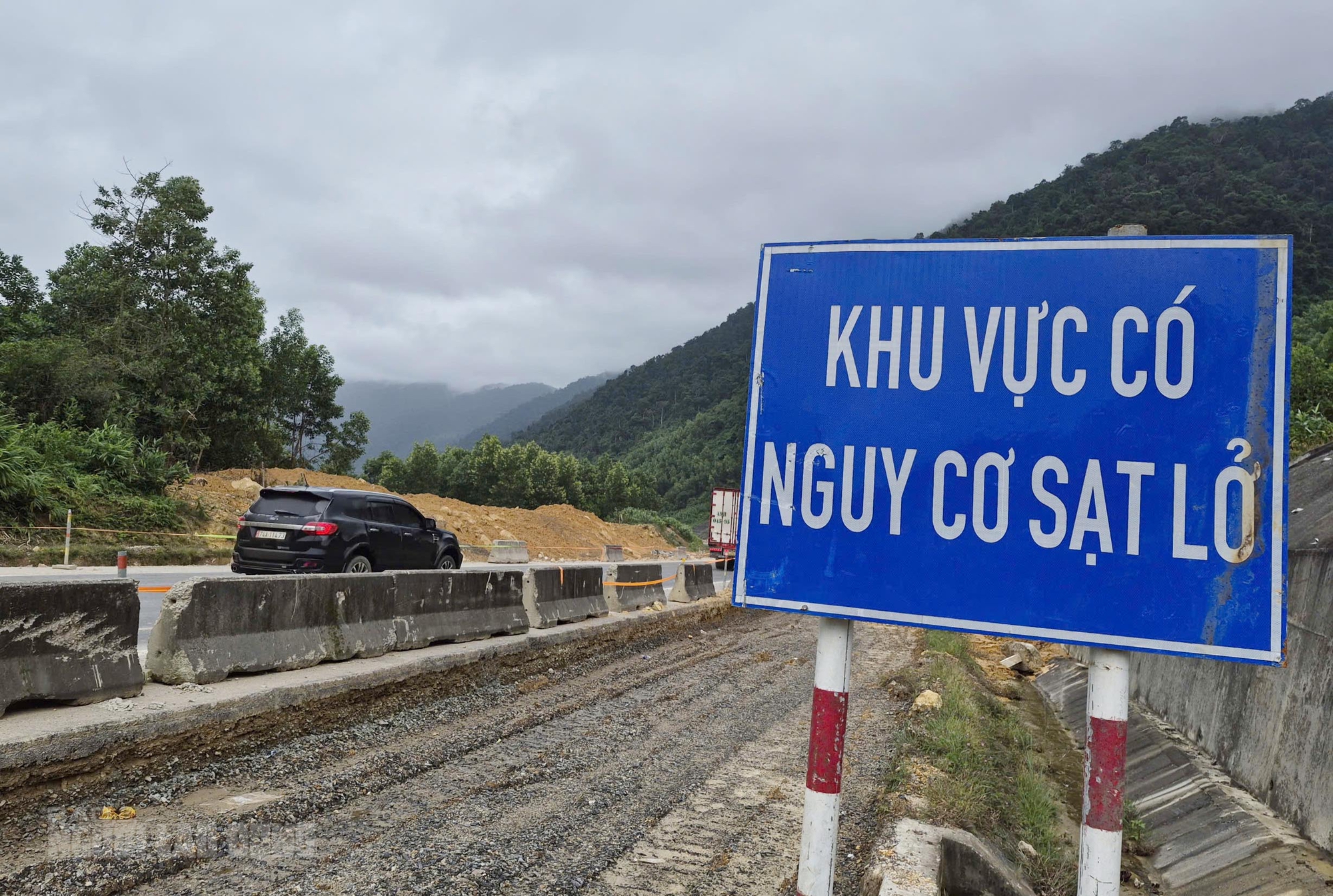 Sạt lở cao tốc La Sơn – Hòa Liên: Cận cảnh thiệt hại nghiêm trọng sau mưa bão - Ảnh 15. Sạt lở cao tốc La Sơn – Hòa Liên: Cận cảnh thiệt hại nghiêm trọng sau mưa bão - Ảnh 15.